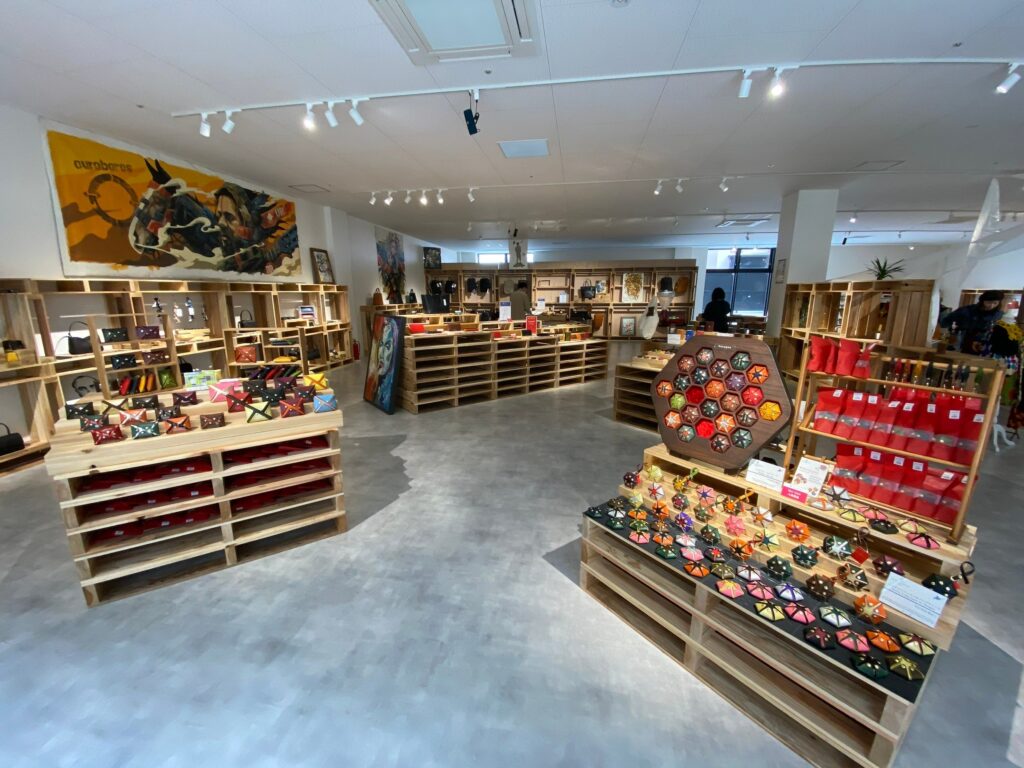 弊社関東装社の商業施設の内装工事の施工写真です。店舗制作含めて内装工事も可能です。日本の建築工事です  这是本公司关东总社商业设施的室内施工作业的施工照片。我们还可以处理室内施工，包括商店生产。日本的建筑工程。