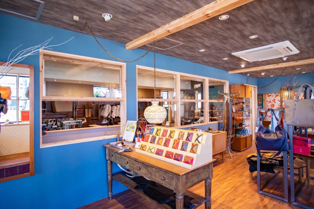 関東装社の日本人の職人を使った工事の施工例です。新築一棟ホテル、マンションから写真のようにレザーショップのように内装のデザインや施工も可能です。このクオリティーで当社の価格は他社様より安い工事代金になります。