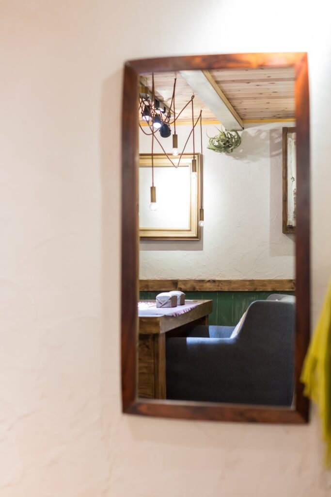 
日本建筑公司  我们公司 关东装社 已有 16 年的历史，是一家综合性建筑公司。
我们的客户范围广泛，从大型机场设施、商业设施和公共机构到个人商店、公寓、酒店、店铺和私人室内工程。我们与设计师、律师、行政书士、房地产公司和危机管理公司合作，因此可以在多个领域为客户提供帮助。  我们公司成功解决了许多在日本生活的中国人所担心的问题。  1.客人想雇用日本建筑公司，但不知道如何寻找。
2.担心语言不通，不能完美的理解。
3.担心工程是否能顺利完成。
4.担心预算会比平时高，担心售后服务。  我们已经解决了上述所有问题。我们在现场有中国担当，因此中国客户遇到问题可以随时与中国担当对接。  我们的中国担当将在现场了解您的要求，并与我们的一级设计师与公司建筑顾问，按照客人的需求来提供最优惠的价格以及施工方案。  我们的建筑价格不贵，市场价格适中，但是我们会按照客人的要求全程对接，对项目负责，直至竣工交接完毕。  即使是最简单的问题，也请随时与我们联系。您可以通过电子邮件，中国担当微信直接与我们联系。  株式会社関東装社、内装、リフォーム、リノベーション施工事例、新築マンション、ホテル、土木、宅地造成、設計施工、見積無料、