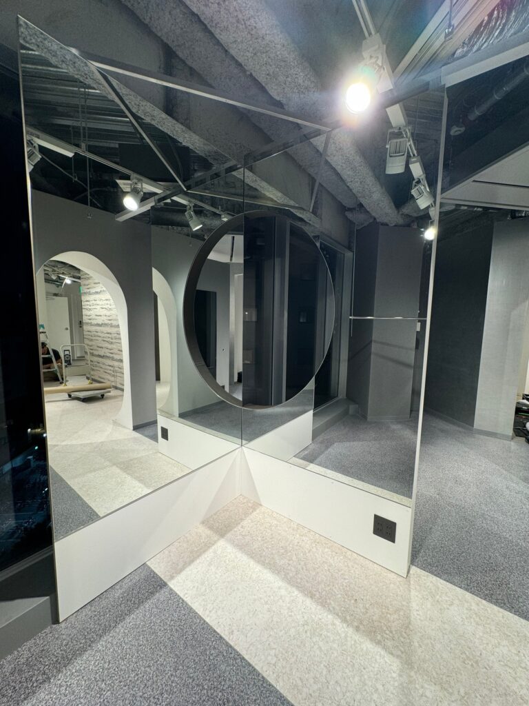 関東装社の日本の職人を使った工事の施工例です。新築一棟ホテル、マンションから写真のように湾曲の難しいデザインや施工も可能です
这是由关东总社的日本工匠建造的一个例子。从新建的酒店和公寓中，我们可以设计和建造具有如图所示的困难曲线的设计。