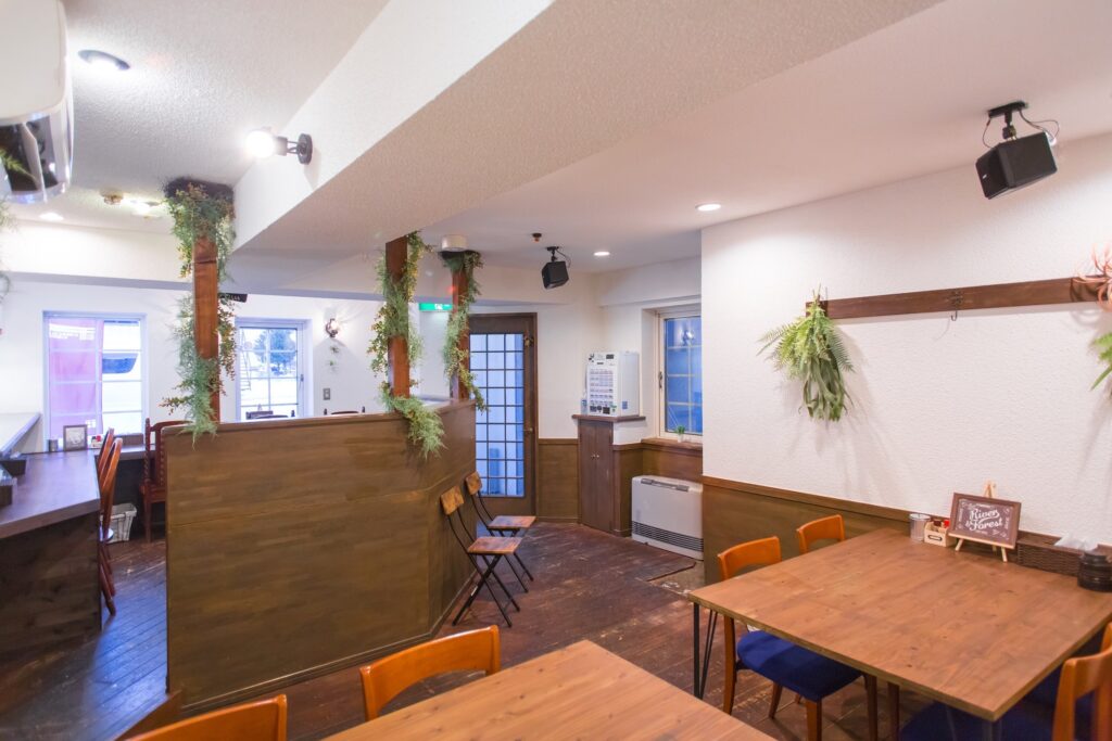 関東装社の日本の職人を使った工事の施工例です。新築一棟ホテル、マンションから写真のようにラーメン店さんのような飲食店のデザインや改修工事の施工も可能です