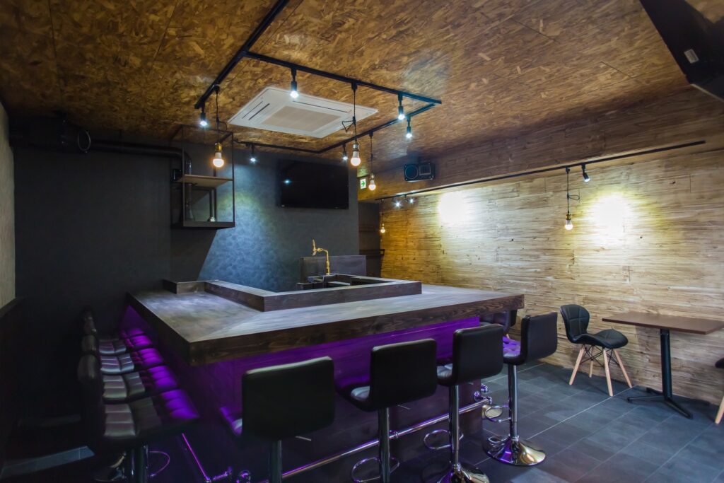 関東装社の日本の職人を使った工事の施工例です。新築一棟ホテル、マンションから写真のようにBARや飲み屋、居酒屋のような飲食店のデザインや施工も可能です。このクオリティーで当社の価格は他社様より安い工事代金になります。
这是由关东总社的日本工匠建造的一个例子。我们还可以设计和建造新建的酒店、公寓以及酒吧、酒吧和居酒屋等餐厅，如图所示。凭借这种质量，我们的价格比其他公司低。