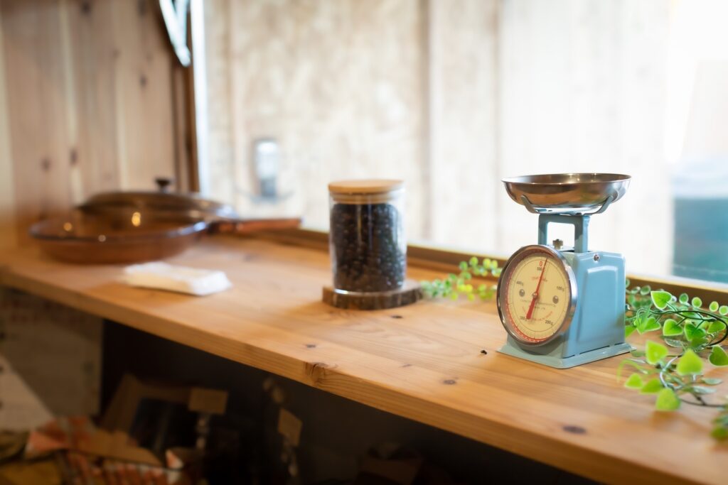 関東装社の日本人の職人を使った工事の施工例です。新築一棟ホテル、マンションから写真のようにカフェのような飲食店のデザインや施工も可能です。このクオリティーで当社の価格は他社様より安い工事代金になります。