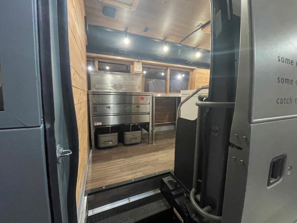 这是由关东总社的日本工匠建造的一个例子。我们还可以为新建的酒店和公寓以及照片中所示的厨房车设计和建造室内装饰。凭借这种质量，我们的价格比其他公司低。