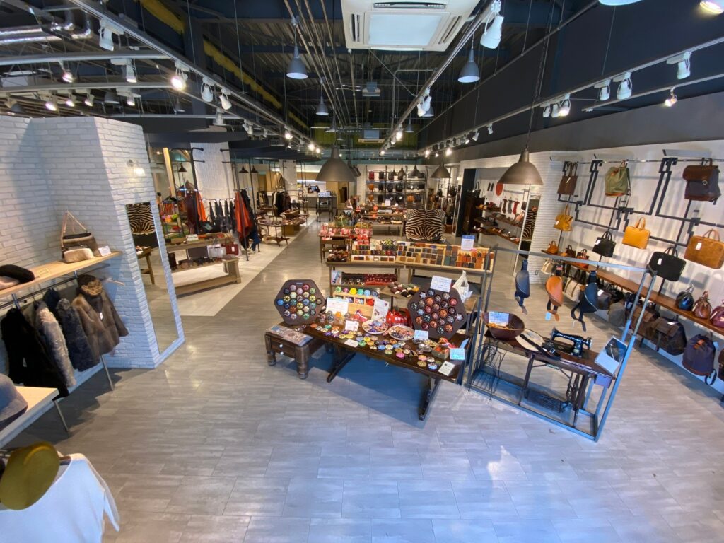 弊社関東装社の商業施設の内装工事の施工写真です。店舗制作含めて内装工事も可能です。日本の建築工事です  这是本公司关东总社商业设施的室内施工作业的施工照片。我们还可以处理室内施工，包括商店生产。日本的建筑工程。