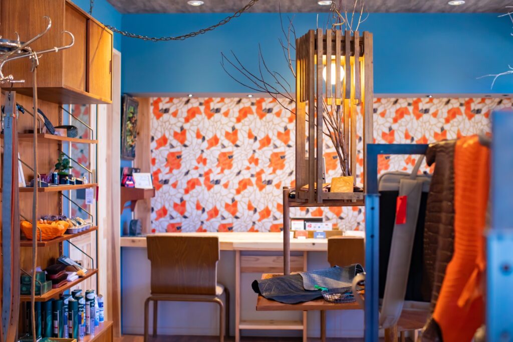 这是由关东总社的日本工匠建造的一个例子。我们还可以为新建的酒店和公寓以及皮革店设计和建造室内装饰，如图所示。凭借这种质量，我们的价格比其他公司低。