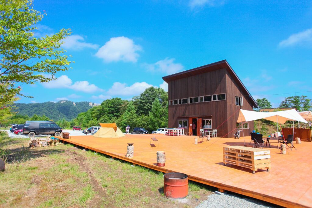 関東装社の日本人の職人を使った工事の施工例です。新築一棟ホテル、マンションから写真のように写真スタジオのような土木工事や設計デザインや施工も可能です。