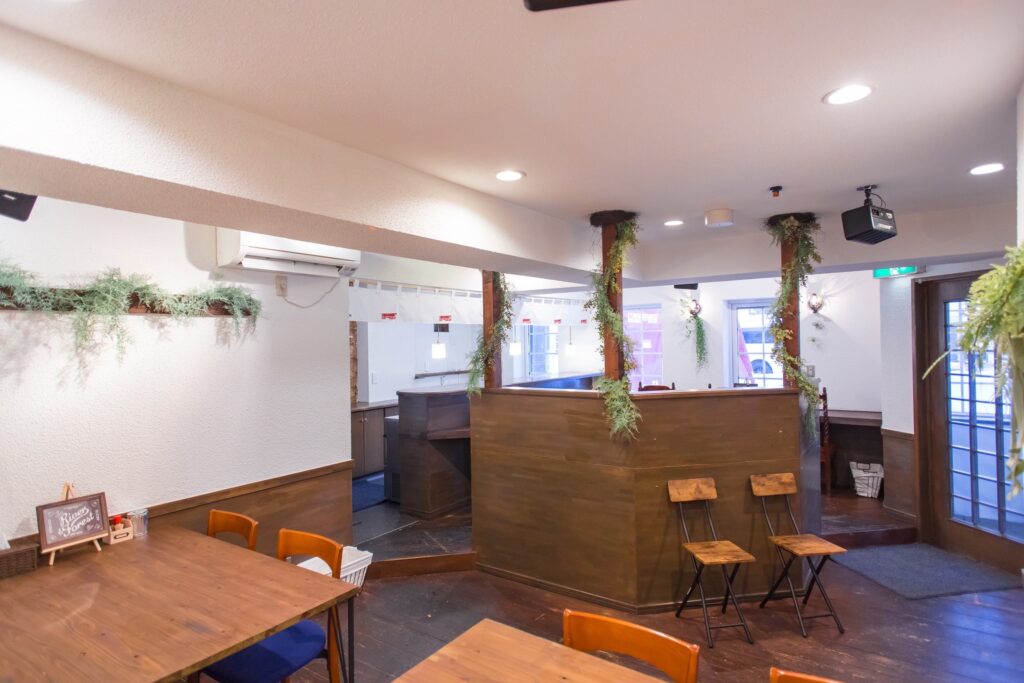 这是由关东总社的日本工匠建造的一个例子。我们可以设计和建造新建的酒店、公寓和餐厅，例如照片中的汤咖喱餐厅。凭借这种质量，我们的价格比其他公司低。