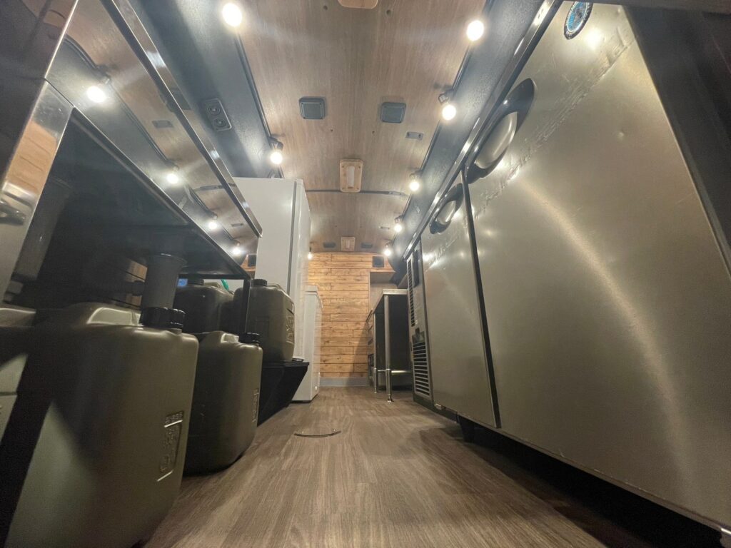 这是由关东总社的日本工匠建造的一个例子。我们还可以为新建的酒店和公寓以及照片中所示的厨房车设计和建造室内装饰。凭借这种质量，我们的价格比其他公司低。