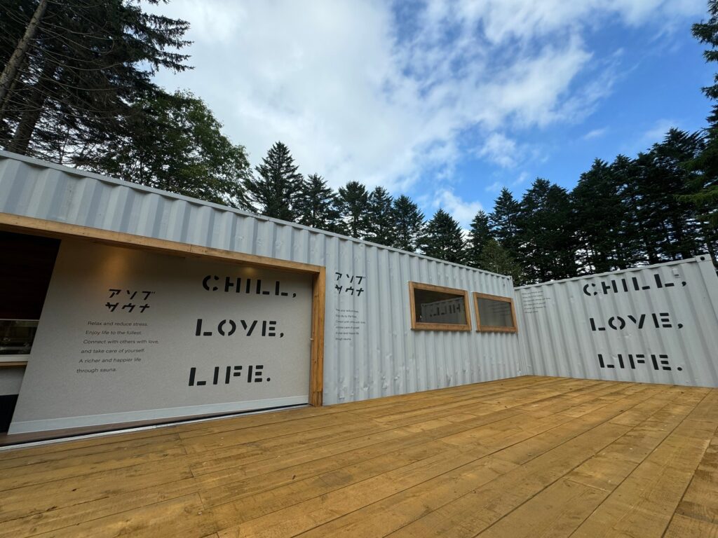 関東装社の日本の職人を使った工事の施工例です。新築一棟ホテル、マンションから写真のように屋外の土木工事や内装工事のデザインや施工も可能です。