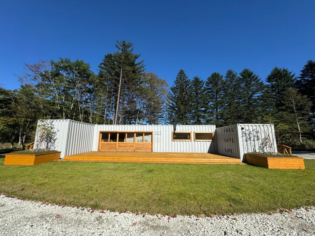 関東装社の日本の職人を使った工事の施工例です。新築一棟ホテル、マンションから写真のように屋外の土木工事や内装工事のデザインや施工も可能です。