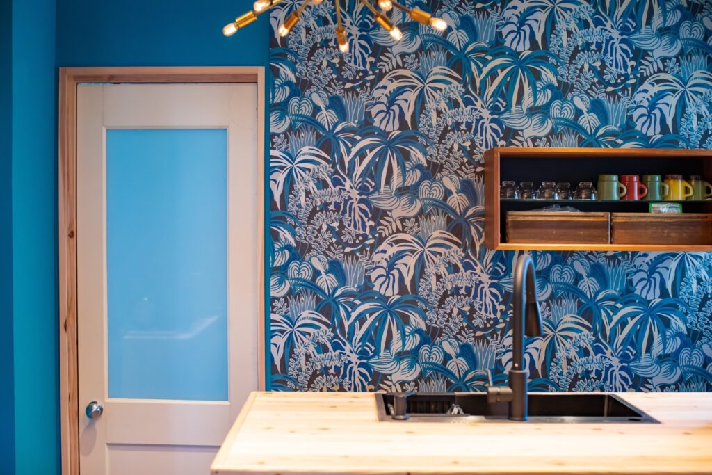 这是由关东总社的日本工匠建造的一个例子。我们还可以为新建的酒店和公寓以及皮革店设计和建造室内装饰，如图所示。凭借这种质量，我们的价格比其他公司低。