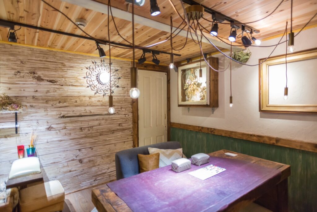 这是由关东总社的日本工匠建造的一个例子。我们还可以为新建的酒店、公寓、美甲店和美容院进行室内设计和施工，如图所示。凭借这种质量，我们的价格比其他公司低。