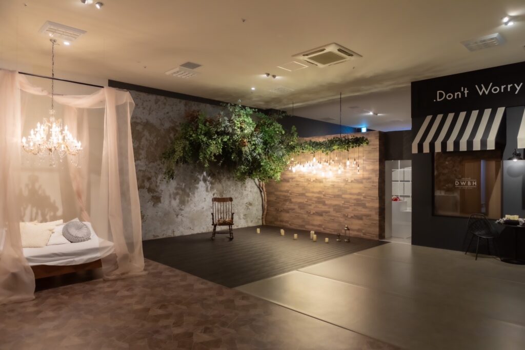 我们还可以设计和建造从新建酒店和公寓到照相馆般的室内装饰，如图所示