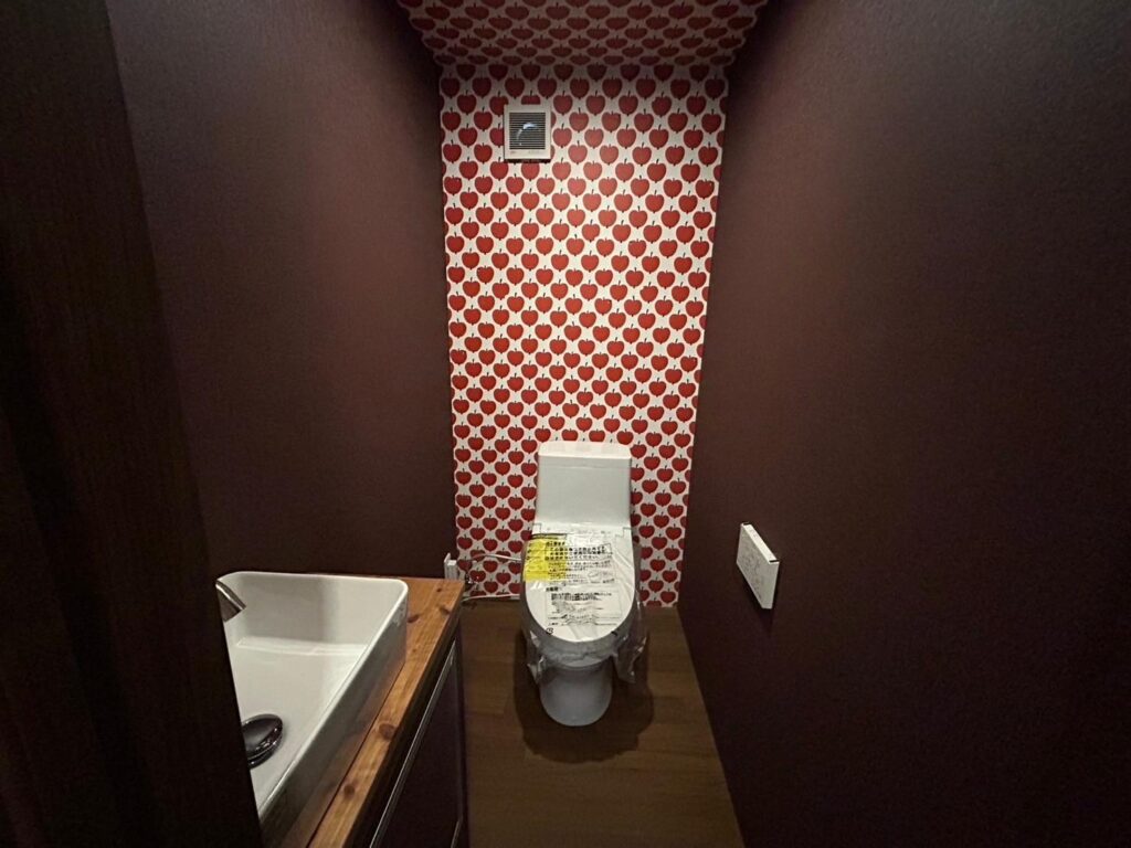 
日本建筑公司  我们公司 关东装社 已有 16 年的历史，是一家综合性建筑公司。
我们的客户范围广泛，从大型机场设施、商业设施和公共机构到个人商店、公寓、酒店、店铺和私人室内工程。我们与设计师、律师、行政书士、房地产公司和危机管理公司合作，因此可以在多个领域为客户提供帮助。  我们公司成功解决了许多在日本生活的中国人所担心的问题。  1.客人想雇用日本建筑公司，但不知道如何寻找。
2.担心语言不通，不能完美的理解。
3.担心工程是否能顺利完成。
4.担心预算会比平时高，担心售后服务。  我们已经解决了上述所有问题。我们在现场有中国担当，因此中国客户遇到问题可以随时与中国担当对接。  我们的中国担当将在现场了解您的要求，并与我们的一级设计师与公司建筑顾问，按照客人的需求来提供最优惠的价格以及施工方案。  我们的建筑价格不贵，市场价格适中，但是我们会按照客人的要求全程对接，对项目负责，直至竣工交接完毕。  即使是最简单的问题，也请随时与我们联系。您可以通过电子邮件，中国担当微信直接与我们联系。  株式会社関東装社、内装、リフォーム、リノベーション施工事例、新築マンション、ホテル、土木、宅地造成、設計施工、見積無料、