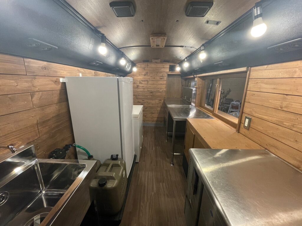 这是由关东总社的日本工匠建造的一个例子。我们还可以为新建的酒店和公寓以及照片中所示的厨房车设计和建造室内装饰。凭借这种质量，我们的价格比其他公司低。