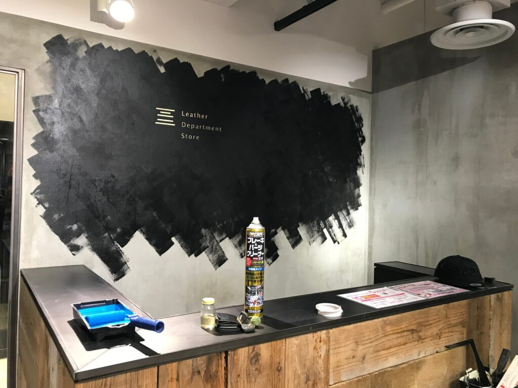 弊社関東装社の商業施設の内装工事の施工写真です。店舗制作含めて内装工事も可能です。日本の建築工事です  这是本公司关东总社商业设施的室内施工作业的施工照片。我们还可以处理室内施工，包括商店生产。日本的建筑工程。