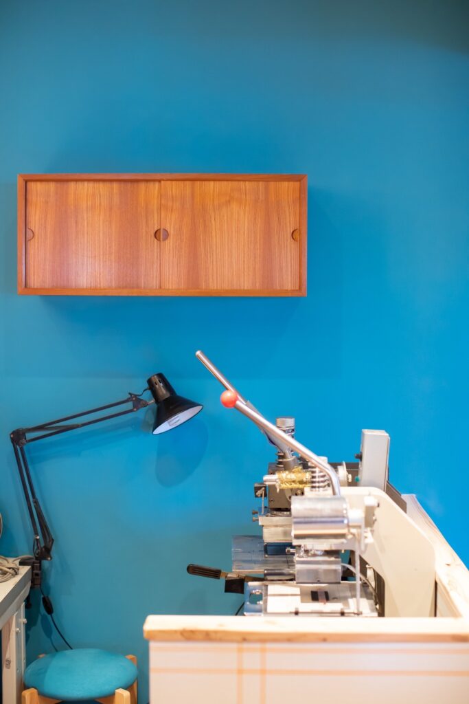 这是由关东总社的日本工匠建造的一个例子。我们还可以为新建的酒店和公寓以及皮革店设计和建造室内装饰，如图所示。凭借这种质量，我们的价格比其他公司低。