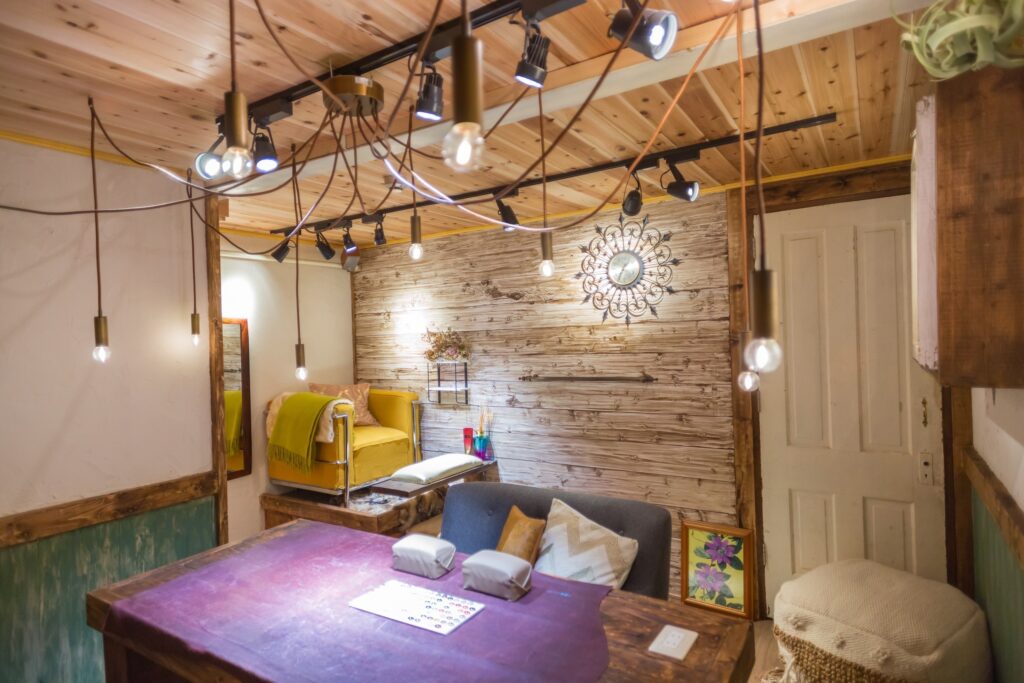 関東装社の日本人の職人を使った工事の施工例です。新築一棟ホテル、マンションから写真のようにネイルサロンや美容室のような内装のデザインや施工も可能です。このクオリティーで当社の価格は他社様より安い工事代金になります。这是由关东总社的日本工匠建造的一个例子。我们还可以为新建的酒店、公寓、美甲店和美容院进行室内设计和施工，如图所示。凭借这种质量，我们的价格比其他公司低。