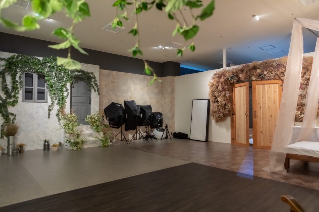 这是由关东总社的日本工匠建造的一个例子。我们还可以设计和建造从新建酒店和公寓到照相馆般的室内装饰，如图所示。凭借这种质量，我们的价格比其他公司低。