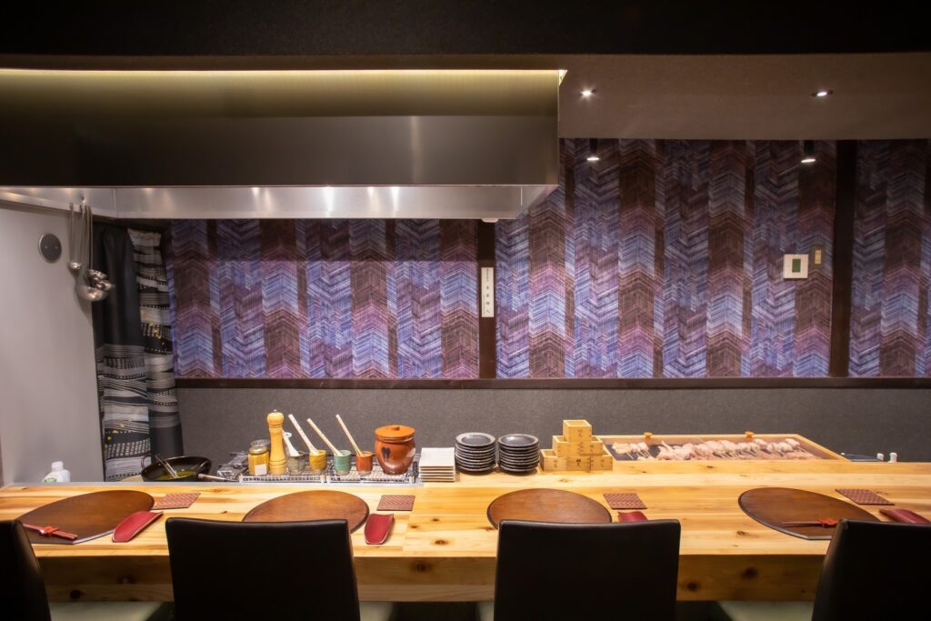 这是由关东总社的日本工匠建造的一个例子。我们可以设计和建造新建的酒店、公寓以及照片中所示的烤鸡肉串餐厅和烤肉餐厅等餐厅。凭借这种质量，我们的价格比其他公司低。