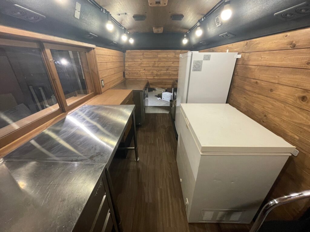 関東装社の日本人の職人を使った工事の施工例です。新築一棟ホテル、マンションから写真のようにキッチンカ―のように車の内装のデザインや施工も可能です。このクオリティーで当社の価格は他社様より安い工事代金になります。这是由关东总社的日本工匠建造的一个例子。我们还可以为新建的酒店和公寓以及照片中所示的厨房车设计和建造室内装饰。凭借这种质量，我们的价格比其他公司低。