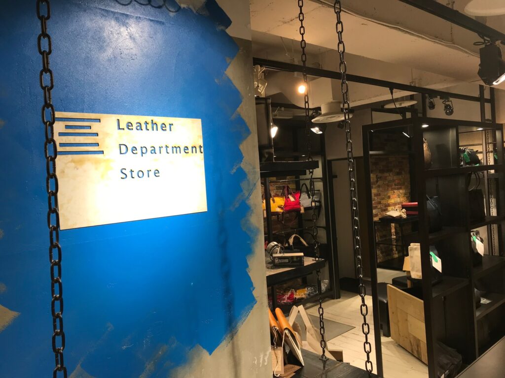 弊社関東装社の商業施設の内装工事の施工写真です。店舗制作含めて内装工事も可能です。日本の建築工事です  这是本公司关东总社商业设施的室内施工作业的施工照片。我们还可以处理室内施工，包括商店生产。日本的建筑工程。