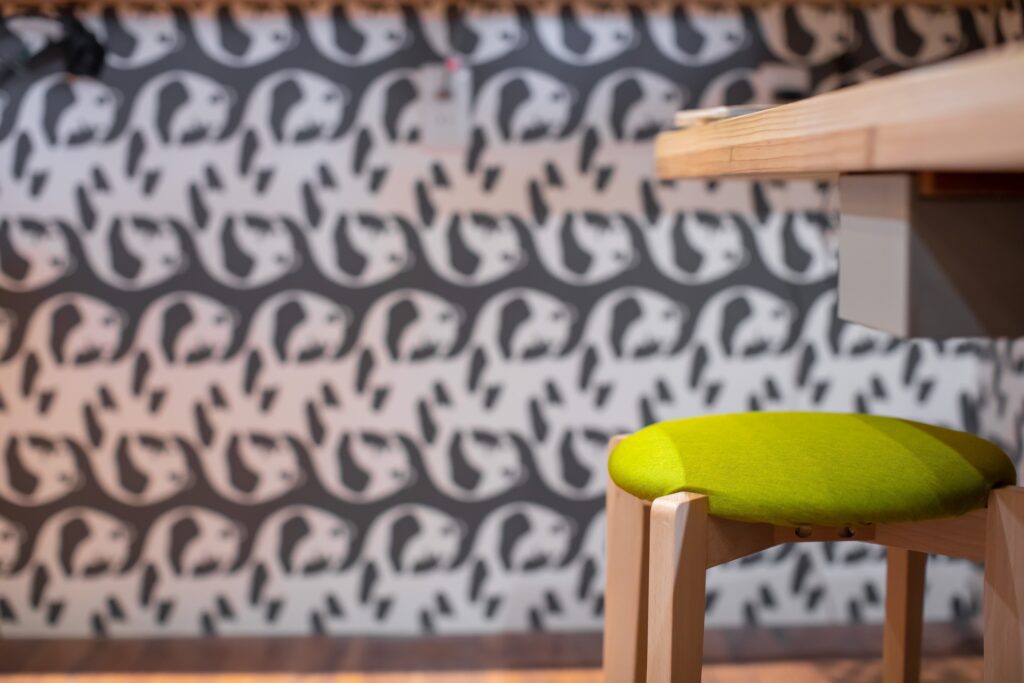 这是由关东总社的日本工匠建造的一个例子。我们还可以为新建的酒店和公寓以及皮革店设计和建造室内装饰，如图所示。凭借这种质量，我们的价格比其他公司低。