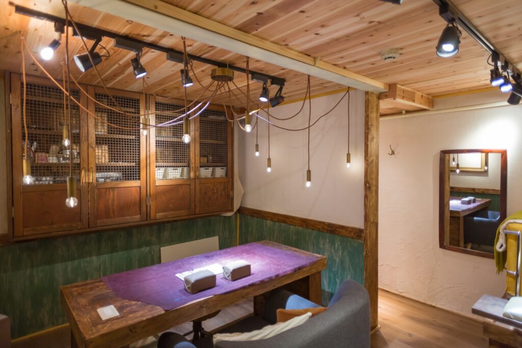 関東装社の日本人の職人を使った工事の施工例です。新築一棟ホテル、マンションから写真のようにネイルサロンや美容室のような内装のデザインや施工も可能です。このクオリティーで当社の価格は他社様より安い工事代金になります。这是由关东总社的日本工匠建造的一个例子。我们还可以为新建的酒店、公寓、美甲店和美容院进行室内设计和施工，如图所示。凭借这种质量，我们的价格比其他公司低。