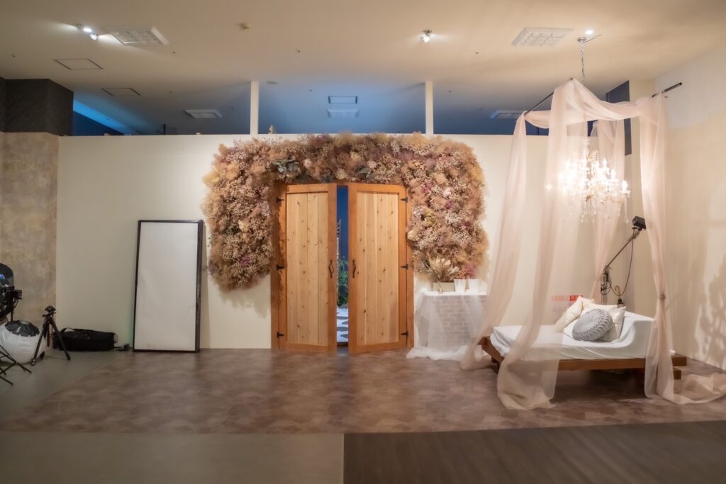 我们还可以设计和建造从新建酒店和公寓到照相馆般的室内装饰，如图所示