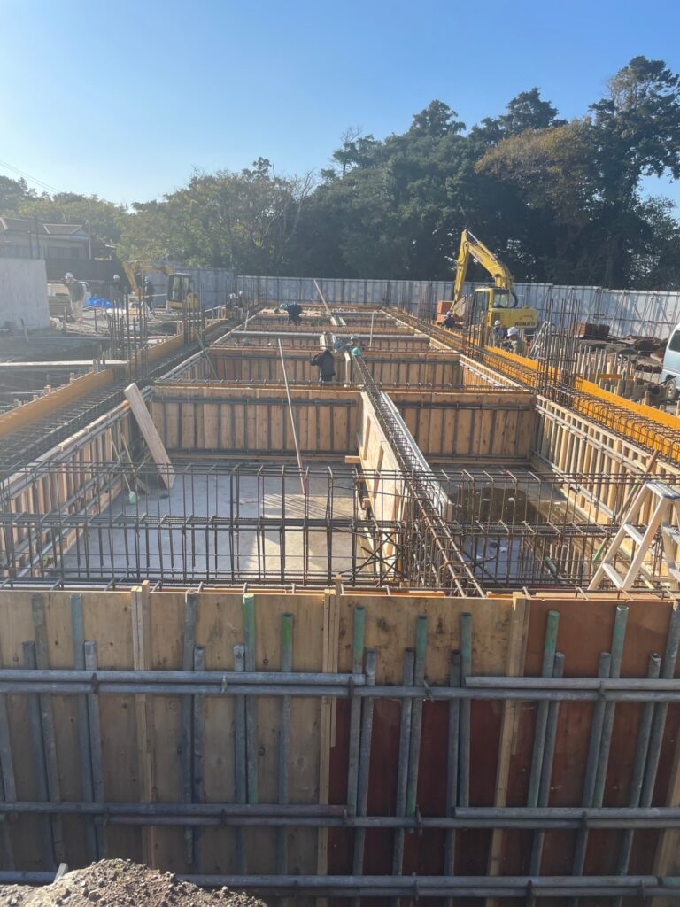 関東装社の日本人の職人を使った工事の施工例です。新築一棟ホテル、マンションから写真のように土木工事から新築物件や設計デザイン施工も可能です。这是由关东总社的日本工匠建造的一个例子。从新建的酒店和公寓到如图所示的土木工程，我们还可以设计和建造新的房产。