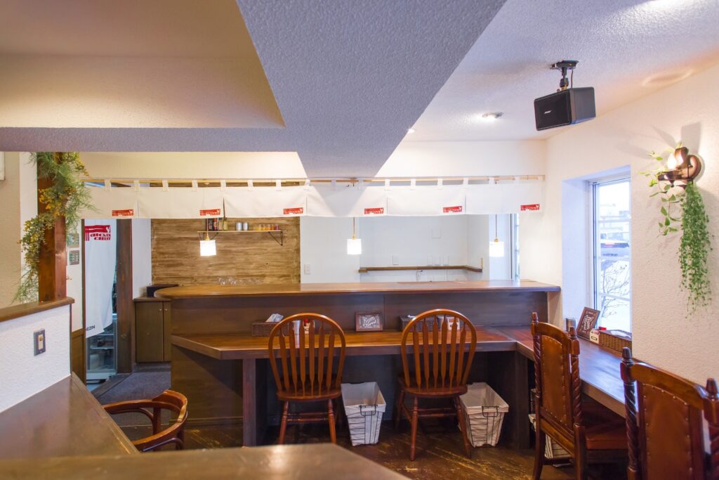 関東装社の日本の職人を使った工事の施工例です。新築一棟ホテル、マンションから写真のようにスープカレー屋さんのような飲食店のデザインや施工も可能です。このクオリティーで当社の価格は他社様より安い工事代金になります。
这是由关东总社的日本工匠建造的一个例子。我们可以设计和建造新建的酒店、公寓和餐厅，例如照片中的汤咖喱餐厅。凭借这种质量，我们的价格比其他公司低。