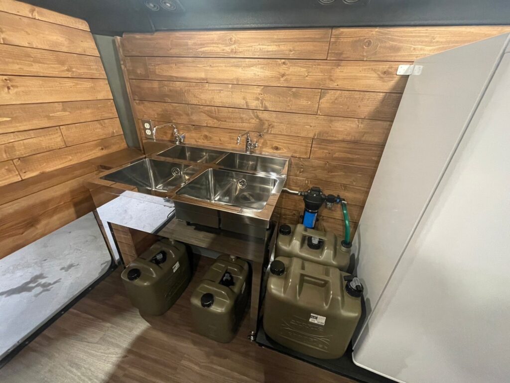 这是由关东总社的日本工匠建造的一个例子。我们还可以为新建的酒店和公寓以及照片中所示的厨房车设计和建造室内装饰。凭借这种质量，我们的价格比其他公司低。