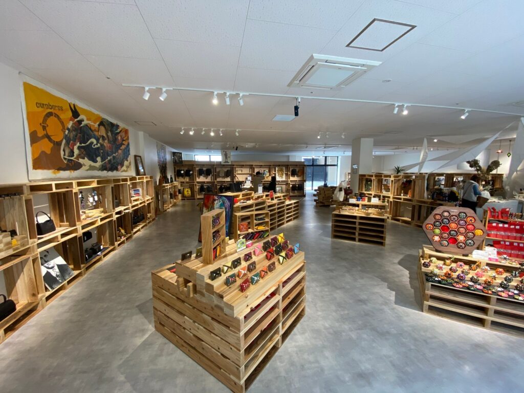 弊社関東装社の商業施設の内装工事の施工写真です。店舗制作含めて内装工事も可能です。日本の建築工事です  这是本公司关东总社商业设施的室内施工作业的施工照片。我们还可以处理室内施工，包括商店生产。日本的建筑工程。