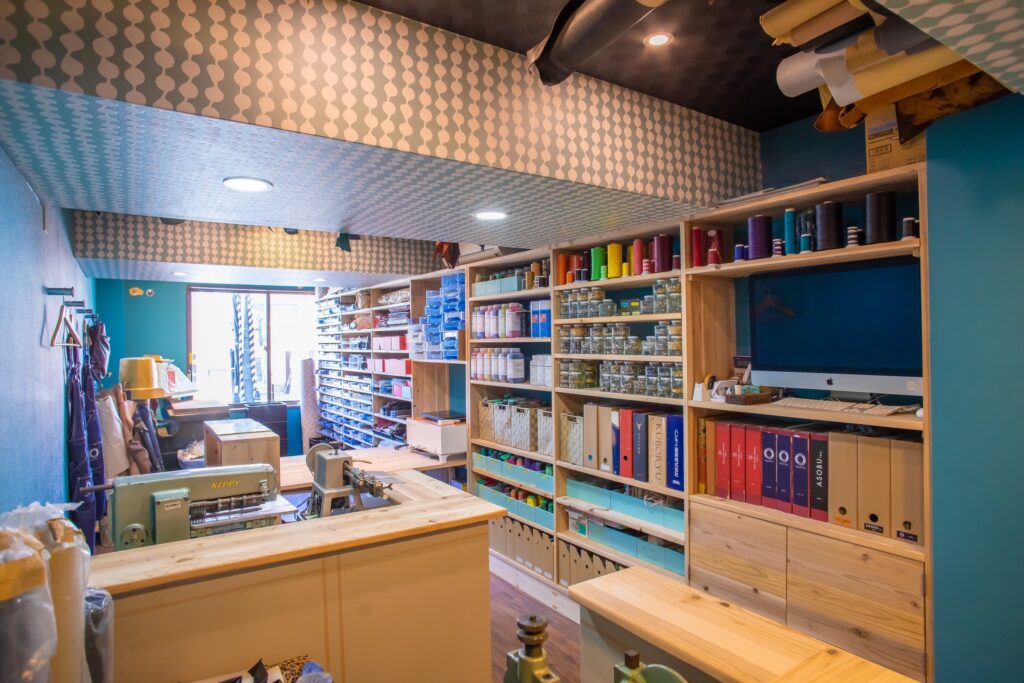 这是由关东总社的日本工匠建造的一个例子。我们还可以为新建的酒店和公寓以及皮革店设计和建造室内装饰，如图所示。凭借这种质量，我们的价格比其他公司低。