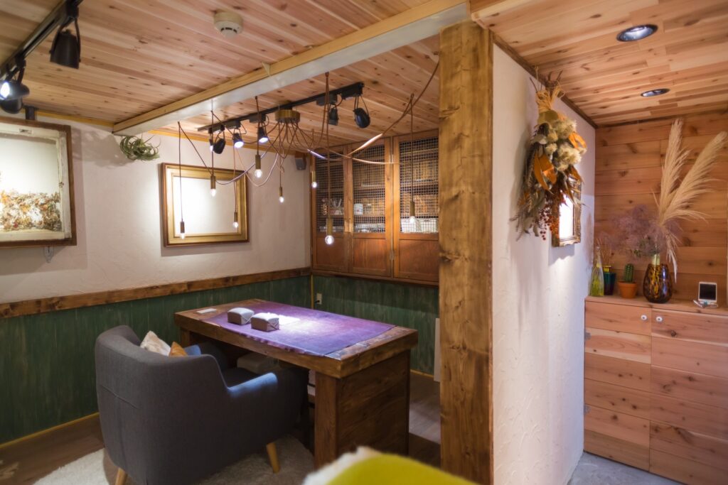 関東装社の日本人の職人を使った工事の施工例です。新築一棟ホテル、マンションから写真のようにネイルサロンや美容室のような内装のデザインや施工も可能です。このクオリティーで当社の価格は他社様より安い工事代金になります。这是由关东总社的日本工匠建造的一个例子。我们还可以为新建的酒店、公寓、美甲店和美容院进行室内设计和施工，如图所示。凭借这种质量，我们的价格比其他公司低。