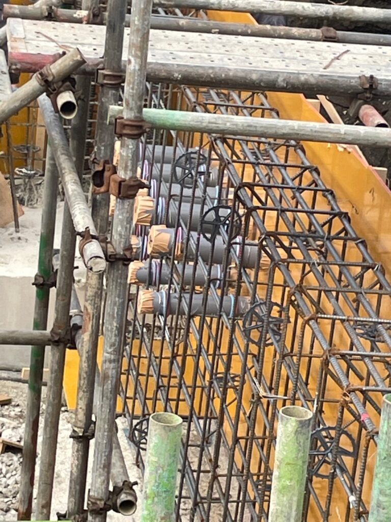 関東装社の日本人の職人を使った工事の施工例です。新築一棟ホテル、マンションから写真のように土木工事から新築物件や設計デザイン施工も可能です。这是由关东总社的日本工匠建造的一个例子。从新建的酒店和公寓到如图所示的土木工程，我们还可以设计和建造新的房产。