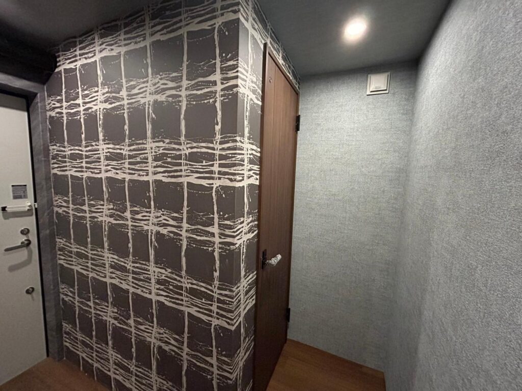 関東装社の日本の職人を使った工事の施工例です。新築一棟ホテル、マンションから写真のように屋外の土木工事や内装工事のデザインや施工も可能です。
这是由关东总社的日本工匠建造的一个例子。我们还可以为新建的酒店和公寓设计和施工外部土木工程和室内工程，如图所示。