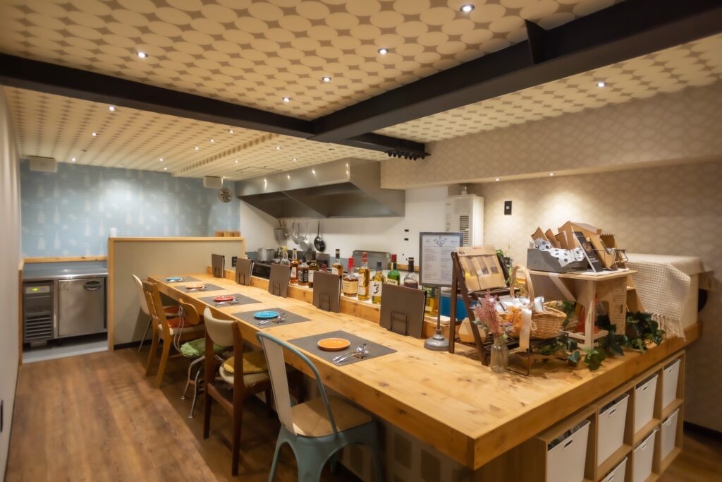 関東装社の日本人の職人を使った工事の施工例です。新築一棟ホテル、マンションから写真のようにカフェのような飲食店のデザインや施工も可能です。このクオリティーで当社の価格は他社様より安い工事代金になります。这是由关东总社的日本工匠建造的一个例子。我们可以设计和建造新建的酒店、公寓和咖啡馆式餐厅，如图所示。凭借这种质量，我们的价格比其他公司低。