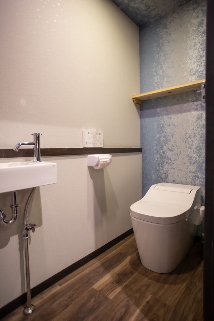 関東装社の日本人の職人を使った工事の施工例です。新築一棟ホテル、マンションから写真のように焼き鳥屋さんや焼き肉屋さんのような飲食店のデザインや施工も可能です。このクオリティーで当社の価格は他社様より安い工事代金になります。这是由关东总社的日本工匠建造的一个例子。我们可以设计和建造新建的酒店、公寓以及照片中所示的烤鸡肉串餐厅和烤肉餐厅等餐厅。凭借这种质量，我们的价格比其他公司低。