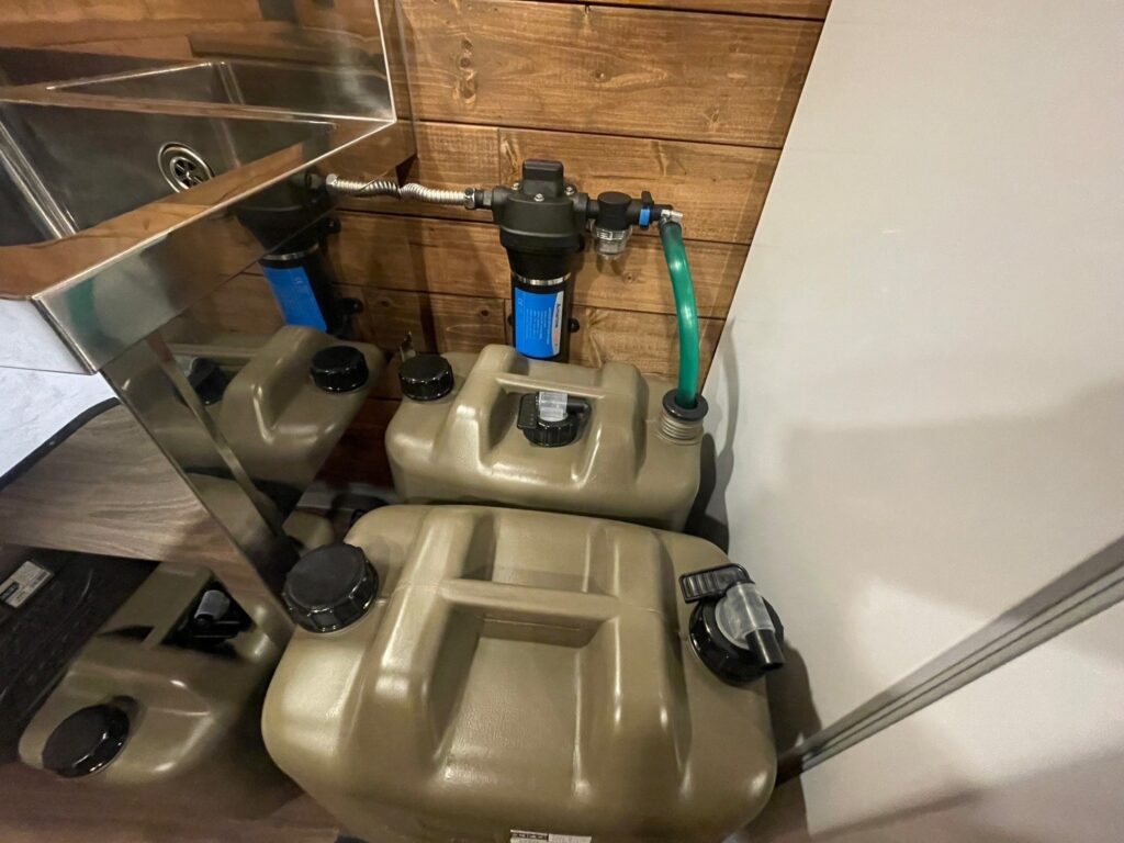 関東装社の日本人の職人を使った工事の施工例です。新築一棟ホテル、マンションから写真のようにキッチンカ―のように車の内装のデザインや施工も可能です。このクオリティーで当社の価格は他社様より安い工事代金になります。这是由关东总社的日本工匠建造的一个例子。我们还可以为新建的酒店和公寓以及照片中所示的厨房车设计和建造室内装饰。凭借这种质量，我们的价格比其他公司低。