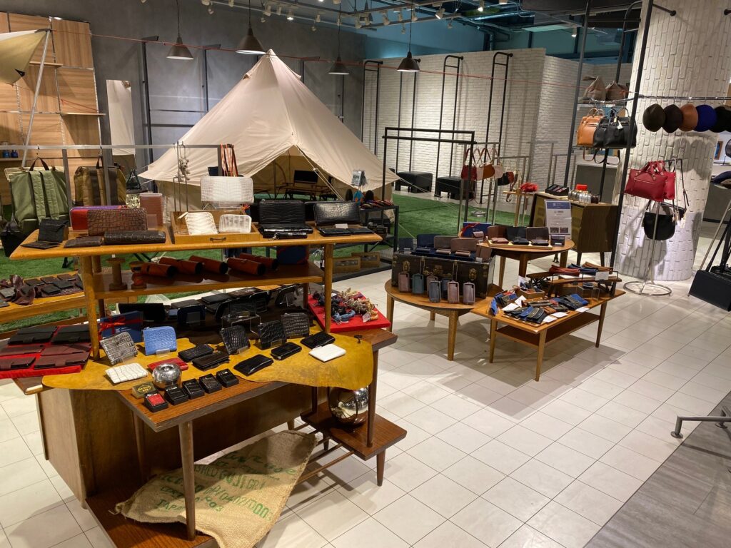 関東装社の日本の職人を使った工事の施工例です。新築一棟ホテル、マンションから写真のように商業施設の内装工事のデザインや施工も可能です。
这是由关东总社的日本工匠建造的一个例子。我们还可以设计和建造新建酒店、公寓和商业设施的内部装饰，如图所示。