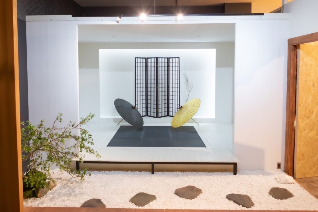 这是由关东总社的日本工匠建造的一个例子。我们还可以设计和建造从新建酒店和公寓到照相馆般的室内装饰，如图所示。凭借这种质量，我们的价格比其他公司低。