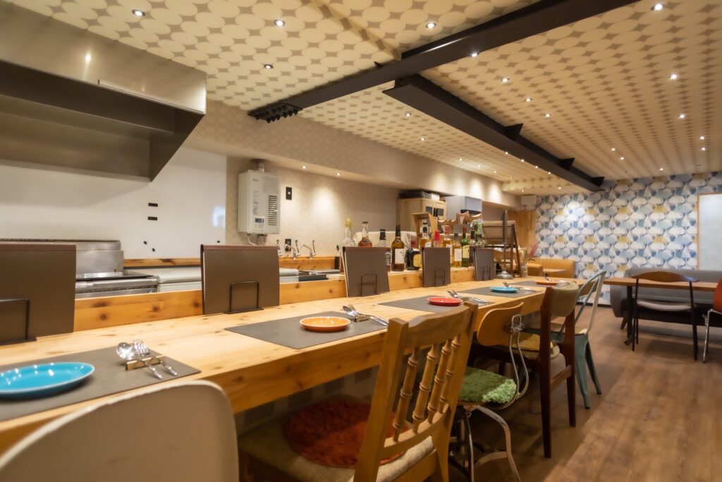 関東装社の日本人の職人を使った工事の施工例です。新築一棟ホテル、マンションから写真のようにカフェのような飲食店のデザインや施工も可能です。このクオリティーで当社の価格は他社様より安い工事代金になります。这是由关东总社的日本工匠建造的一个例子。我们可以设计和建造新建的酒店、公寓和咖啡馆式餐厅，如图所示。凭借这种质量，我们的价格比其他公司低。