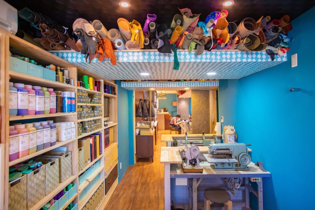 这是由关东总社的日本工匠建造的一个例子。我们还可以为新建的酒店和公寓以及皮革店设计和建造室内装饰，如图所示。凭借这种质量，我们的价格比其他公司低。