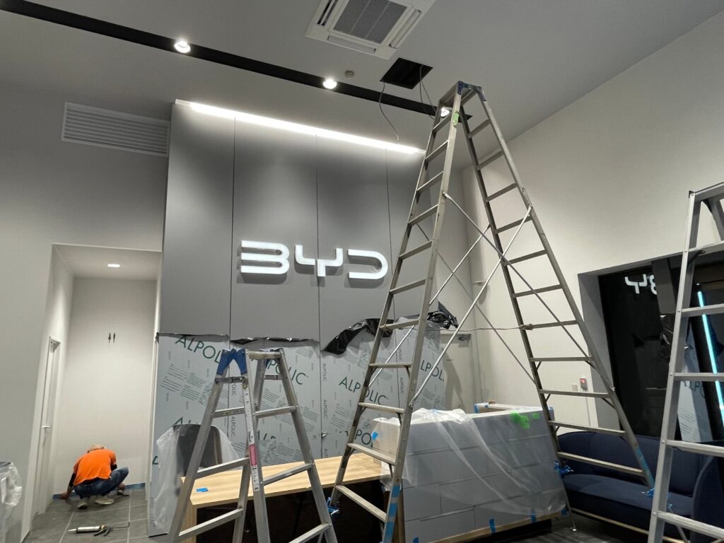 我们公司承接日本各地的建筑项目，从关东地区（东京、大阪、札幌等）到关西地区。我们能够承接各种类型的项目，包括新建酒店、别墅、度假屋和住宅，以及室内装修。