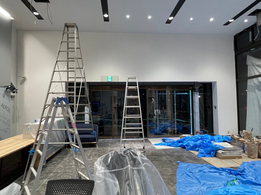 商店制作/室内装修/修复工作  我们收到从个人到公司的广泛订单。我们对满足客户从设计到施工的要求的能力感到非常满意。我们可以帮助您开设商店，搬出后将其恢复到原来的状态，并进行一些清洁工作