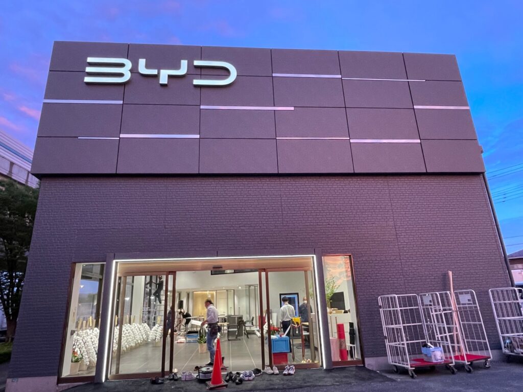 新建公寓/酒店  我们正在接受新的建筑工程。从建造新酒店或公寓项目的早期阶段开始，我们就与附属的一流建筑公司的建筑师合作，制定概念并完美地完成施工过程。我们还收到许多来自单户住宅和集体住宅的请求